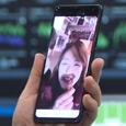 Смартфон Samsung с поддержкой 5G показан в действии