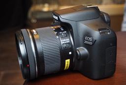 Представлена зеркальная камера начального уровня Canon EOS 2000D 