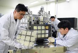 Прозрачные электроды гибкой панели OLED, созданной в ETRI, изготовлены из графена