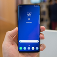 Фото дня: Samsung Galaxy S10 с дырявым экраном. Сравнение дисплеев Galaxy S10, Galaxy S9 и iPhone XS Max
