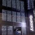 Фасад самого большого в мире магазина Samsung освещают смартфоны Samsung Galaxy