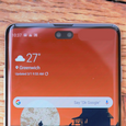 Новый флагман Samsung Galaxy изобразили с камерой, врезанной в центральную верхнюю часть экрана