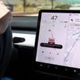 Tesla сделала некоторые функции автопилота бесплатными для всех владельцев ее электромобилей