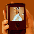 Впечатляющий Motorola Razr с гибким экраном в руках пользователя