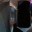 Moto Razr 2019 позирует вместе со своей уникальной упаковкой