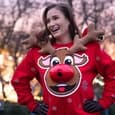 Ford создала полезный рождественский свитер с оленем для велосипедистов