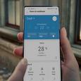 Samsung с подэкранной камерой в руках пользователя