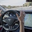 Tesla на автопилоте врезалась в дерево, погибли двое
