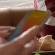 iPhone без «чёлки» показали вживую в сериале «Тед Лассо». Возможно, это iPhone 13