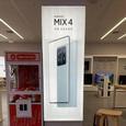 Керамический Xiaomi Mi Mix 4 впервые показали во всей красе: в магазинах уже установлены рекламные баннеры новинки