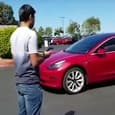 Женщина догнала и задержала Tesla Model 3, который сам двигался к владельцу