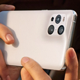 Уникальный смартфон с «невозможной поверхностью» Oppo Find X3 Pro на живых фото в руках пользователя