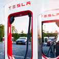 «Самая большая ошибка в истории Tesla», — владельцы Tesla не хотят стоять в одной очереди с Nissan Leaf и Chevrolet Bolt