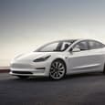 Tesla пробирается по затопленному шоссе: видео из салона авто