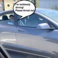 Водитель на заднем сиденье Tesla Model 3 пугает соседей по дороге