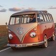 Возвращение легенды. Volkswagen воскрешает классический минивэн T1 и добавляет электропривод
