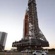В прямом эфире: NASA выкатывает огромную лунную ракету Artemis 1 обратно на стартовую площадку