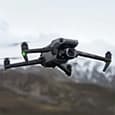 20 Мп, запись видео 5,1К, 46 минут полета на высоте до 6 км. Представлен дрон Mavic 3 Classic, он оказался почти на 600 долларов дешевле Mavic 3