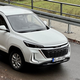 У дилеров уже появились BAIC X35 местной сборки. Разница между версиями с МКПП и вариатором небольшая