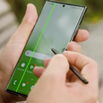 Пользователи Samsung, особенно серии Galaxy S21, сообщают о появлении зелёной линии на экране