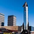Это лишь малая часть Starship без Super Heavy, но корабль всё равно выглядит гигантским: SpaceX выкатила аппарат на стартовую площадку