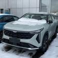 В России выйдет другая версия нового Geely Atlas — машины уже приехали
