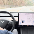 Автопилот Tesla не стал лучше после крупнейшего отзыва в истории компании — машина не тормозит перед лежачими полицейскими и проезжает на красный