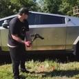 «Другие пикапы только выглядят круто, а Tesla Cybertruck на самом деле крут», — Илон Маск показал, как кузов пикапа пытаются пробить топором и пистолетом