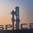Как в голливудском блокбастере: SpaceX успешно запустила гигантскую ракету Starship и, не без труда, но вернула обе ступени на Землю
