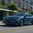 Новейшая Toyota Camry 2025 оказалась не только технологичнее и экономичнее, но и дешевле предшественника в США