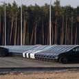 Tesla выпускает гораздо больше машин, чем может продать: они заполнили парковки заводов, торговых центров и аэропортов