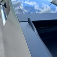 Новый владелец Tesla Cybertruck при покупке порезался об острую часть кузова и обнаружил явные дефекты в новой машине
