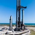 Super Heavy доставили на стартовую площадку перед шестым стартом Starship. У SpaceX в запасе еще минимум два ускорителя