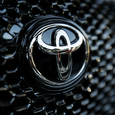 Toyota идёт против рынка: пока другие уходят из Китая или сокращают производство, компания выбрала совершенно другой подход