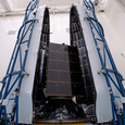Космический корабль Europa Clipper разместили внутри ракеты SpaceX Falcon Heavy перед запуском важной миссии