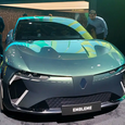 Представлен Renault Embleme с запасом хода 1000 км и камерами вместо зеркал: он легче остальных гибридных и электрических кроссоверов