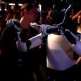 Илон Маск показал «маршрутку» Tesla и «личного R2D2/C3PO, только лучше»