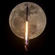 Фотограф сделал эффектный снимок SpaceX на фоне полной Луны