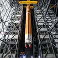NASA завершает сборку ракеты Space Launch System для миссии Artemis 2, готовя четырех астронавтов к историческому облёту Луны в 2026 году
