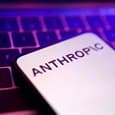 Обычные пользователи платят сотни долларов, но только не власти. Anthropic предоставляет Claude AI всего за 1 доллар в год правительству США