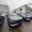 Большая партия «Москвичей 5» прибыла к дилеру, опубликованы живые фото, названы реальные цены. Завод утверждает, что это машины с пробегом