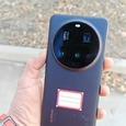 Реальный Xiaomi 15 Ultra позирует в руке пользователя перед анонсом