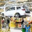 На бывшем заводе Nissan устроили «спектакль» для СМИ, «машины без будущего» подвесили, чтобы сымитировать производство Xcite