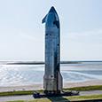 «Starship прибыл на Starbase». SpaceX показала ракету Starship на фото и опубликовала ссылку на трансляцию