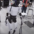 Домохозяйки больше не нужны: Tesla Optimus занимается уборкой, глажкой, приготовлением еды, мытьём посуду и прочими вещами в новом видео