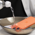 Wylsacom попытался отбелить iPhone 17 Pro Max: оранжевый смартфон проверили на стойкость цвета
