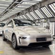 Новый дизайн, шесть мест, амортизаторы с бесступенчатой регулировкой: Tesla Model YL поступила в продажу в Китае