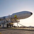 Первый запуск гиганта Falcon Heavy с 2024 года: SpaceX вывезла и установила необычную ракету на стартовую площадку