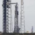Ракета лунной миссии Artemis 2 попала в кадр при подготовке к старту Crew-12 к МКС