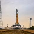 Первая пилотируемая миссия к Луне за более чем 50 лет отложена